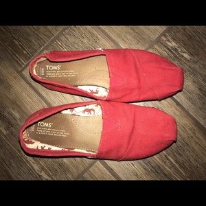 red slightly worn toms!
